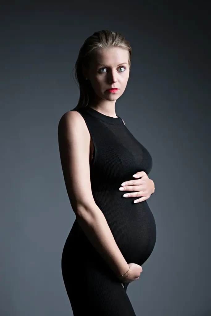 Elegantes Babybauchfoto in Wolfsburg