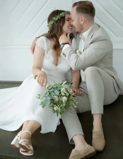 Hochzeitsfotos Wolfsburg - Ein Brautpaar sitzen auf dem Boden und küssen sich