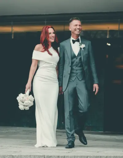 Hochzeitsfotos Wolfsburg - Ein Brautpaar kommt von der Trauung